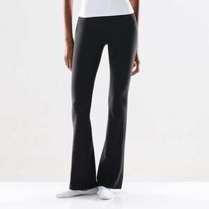 🖤 Aritzia Butter™ Cheeky Hi-Rise Flare Leggings 🖤